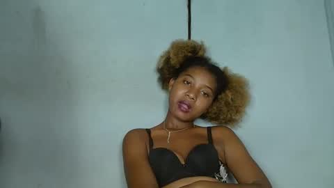 Snapshot of elia011 chatting on February 9, 1:22 am elia011 online show from February 9, 1:22 am