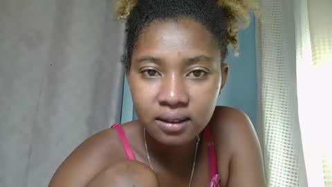 Snapshot of elia011 chatting on February 22, 3:34 am elia011 online show from February 22, 3:34 am