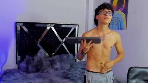 Snapshot of eliasferragamo chatting on November 28, 7:27 pm Elias Ferragamo online show from November 28, 7:27 pm