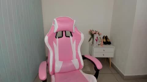 Snapshot of elieiza_xo chatting on October 3, 6:54 am elieiza_xo online show from October 3, 6:54 am