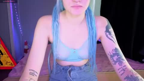 Snapshot of elieiza_xo chatting on July 16, 9:04 am elieiza_xo online show from July 16, 9:04 am