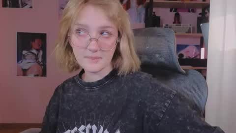 Snapshot of eliejay chatting on February 15, 5:15 am Ellie online show from February 15, 5:15 am