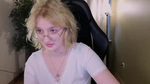 Snapshot of eliejay chatting on March 6, 5:15 am Ellie online show from March 6, 5:15 am