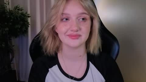 Snapshot of eliejay chatting on March 12, 5:46 am Ellie online show from March 12, 5:46 am