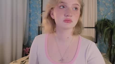 Snapshot of eliejay chatting on March 13, 5:25 am Ellie online show from March 13, 5:25 am