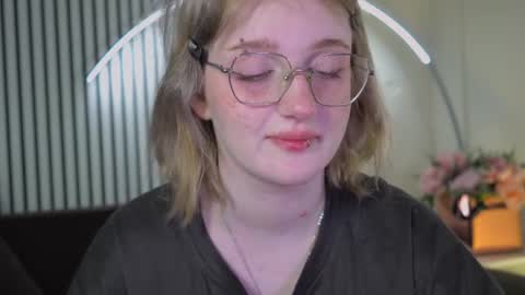 Snapshot of eliejay chatting on March 25, 5:24 am Ellie online show from March 25, 5:24 am