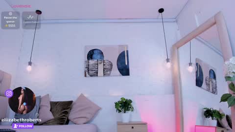 E L I I Z A B E T H   online show from December 5, 7:27 am