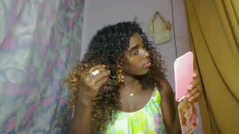 Snapshot of elina981 chatting on April 27, 10:19 pm elina981 online show from April 27, 10:19 pm
