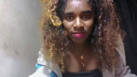 Snapshot of elina981 chatting on May 25, 12:16 am elina981 online show from May 25, 12:16 am