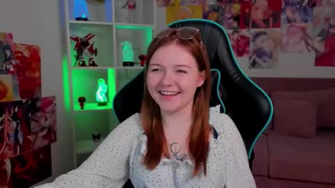 Snapshot of elinavale chatting on March 4, 6:08 am elinavale online show from March 4, 6:08 am