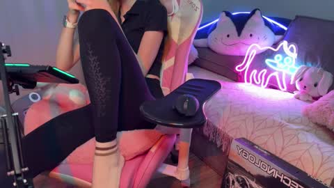 Elisa North online show from October 3, 12:35 pm