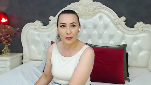 Snapshot of elisabethswan chatting on June 15, 11:45 am Krissy online show from June 15, 11:45 am