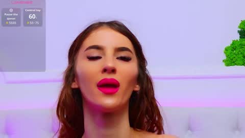 Snapshot of elisacharm chatting on December 15, 3:44 am ElisaCharm online show from December 15, 3:44 am