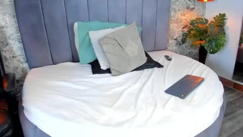 Snapshot of eliza_monroe chatting on March 27, 8:26 am eliza_monroe online show from March 27, 8:26 am