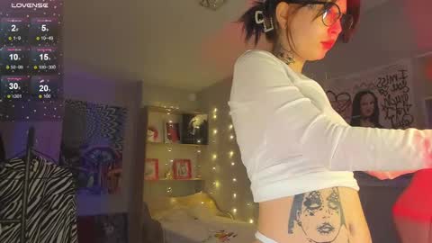 Snapshot of eliza_sadcat chatting on December 23, 1:13 pm Elizabeth online show from December 23, 1:13 pm