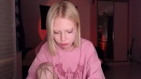 Snapshot of eliza_sadcat chatting on October 9, 6:17 pm Elizabeth online show from October 9, 6:17 pm