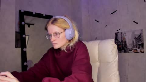 Elizabeth online show from November 17, 1:11 am