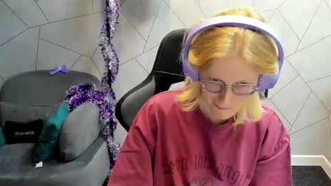 Elizabeth online show from December 23, 1:14 am