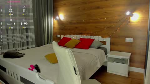 Elizabeth online show from December 21, 11:45 pm