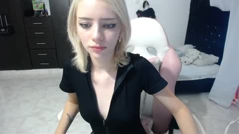 Snapshot of elizabeth_rose02 chatting on November 8, 11:36 pm Elizabeth online show from November 8, 11:36 pm