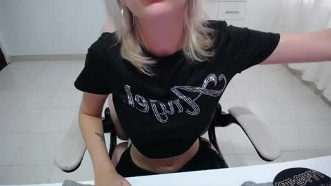 Snapshot of elizabeth_rose02 chatting on July 30, 10:31 pm Elizabeth online show from July 30, 10:31 pm
