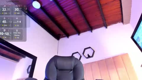 Snapshot of elizabethevan_ chatting on December 1, 5:40 pm Lucia Vonne online show from December 1, 5:40 pm