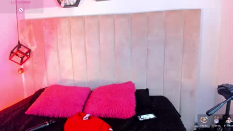 Snapshot of elizabethevan_ chatting on December 16, 1:16 pm Lucia Vonne online show from December 16, 1:16 pm