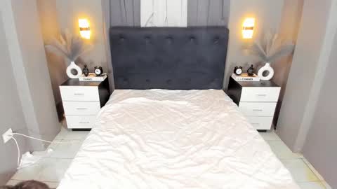 Ella online show from December 1, 9:15 pm