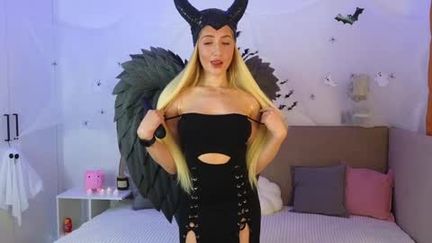 Snapshot of ella__sweety chatting on October 31, 2:23 am Ella online show from October 31, 2:23 am