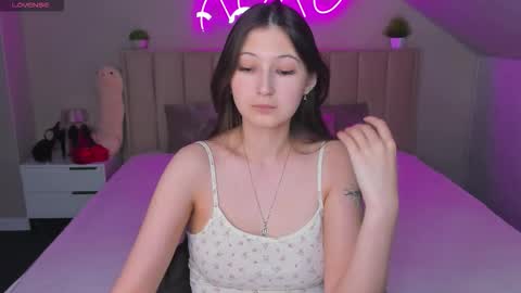 Snapshot of ella_burns chatting on February 2, 9:19 am Ella online show from February 2, 9:19 am