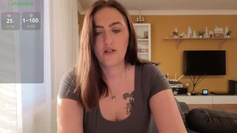 Snapshot of ella_max_live chatting on April 6, 5:41 am Ella Max online show from April 6, 5:41 am