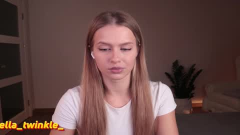 Snapshot of ella_twinkle chatting on October 18, 5:35 pm Ella online show from October 18, 5:35 pm