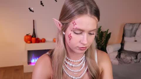 Snapshot of ella_twinkle chatting on October 25, 6:57 pm Ella online show from October 25, 6:57 pm