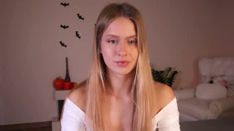 Snapshot of ella_twinkle chatting on November 2, 7:16 pm Ella online show from November 2, 7:16 pm