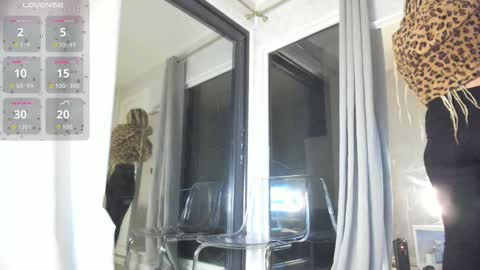 ella_vee online show from October 21, 2:45 am