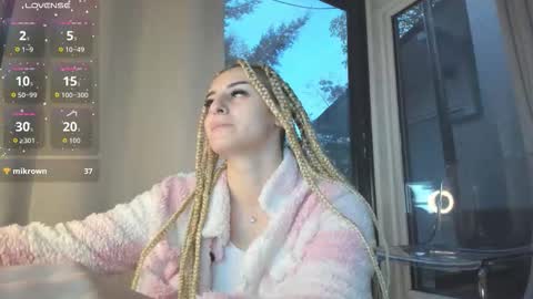 ella_vee online show from October 29, 4:37 am