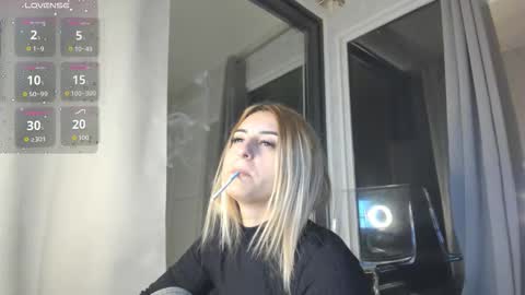 ella_vee online show from November 13, 4:00 am