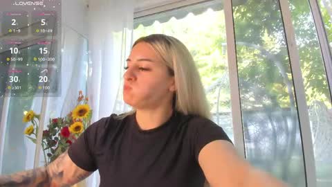 ella_vee online show from June 6, 5:34 am