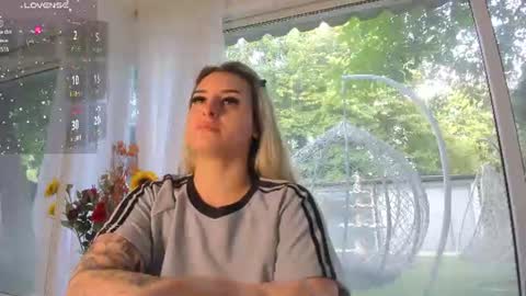 ella_vee online show from June 15, 4:25 am