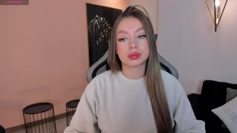 EllaClark online show from December 3, 7:00 pm