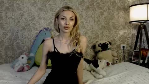 Snapshot of ellamilla chatting on November 19, 10:48 am ellamilla online show from November 19, 10:48 am