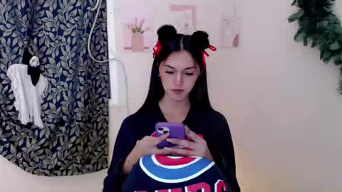 Snapshot of ellamiller69 chatting on November 2, 10:17 am ELLA online show from November 2, 10:17 am