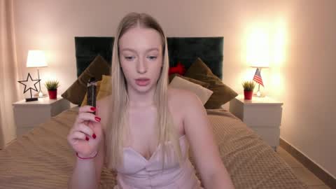 Snapshot of elldiana chatting on March 28, 1:27 am elldiana online show from March 28, 1:27 am