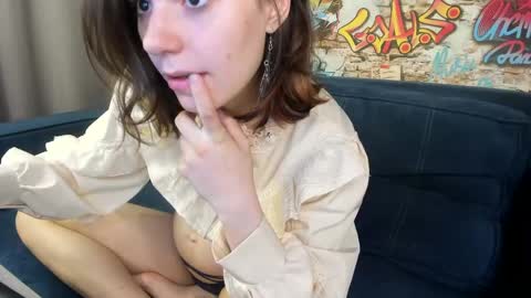 Snapshot of elle__driver chatting on June 6, 1:32 am elle__driver online show from June 6, 1:32 am
