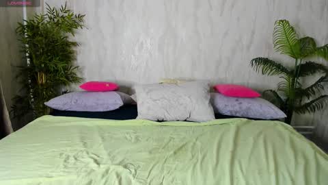 elle_ellise online show from December 3, 8:00 am