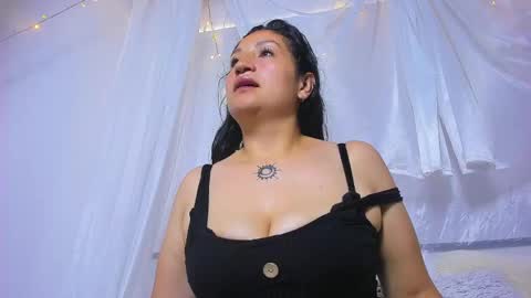Snapshot of elle_harper_ chatting on June 2, 3:03 pm Elle online show from June 2, 3:03 pm