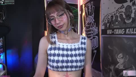Snapshot of elle_uwu chatting on December 19, 4:23 am follow me on instagram . online show from December 19, 4:23 am