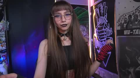 Snapshot of elle_uwu chatting on February 24, 7:00 am follow me on instagram . online show from February 24, 7:00 am