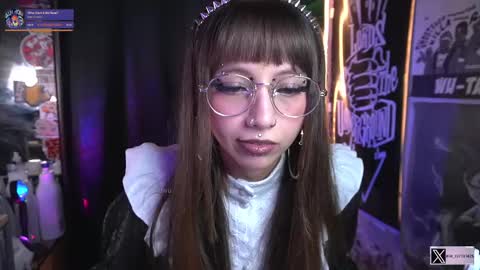 Snapshot of elle_uwu chatting on September 17, 2:52 pm follow me on instagram . online show from September 17, 2:52 pm