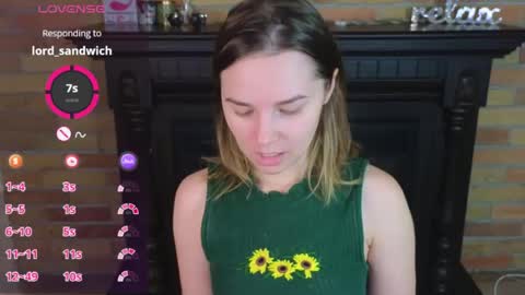 Snapshot of ellie_babyy chatting on July 25, 8:45 am Ellie online show from July 25, 8:45 am